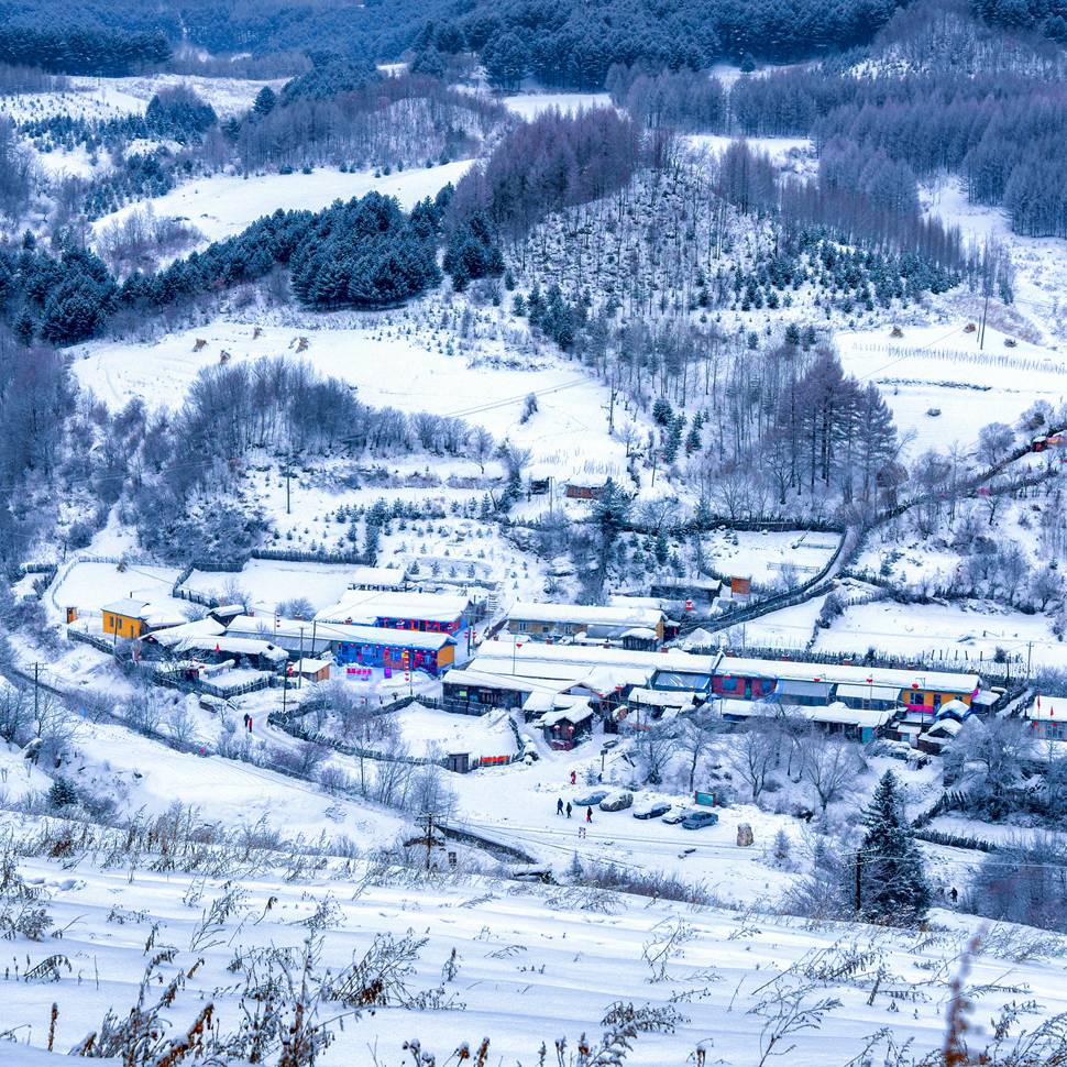 《雪村》雷爱云摄.jpg